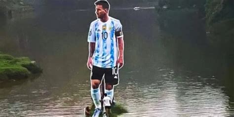 Apareció una gigantografía de Lionel Messi en el medio de un río en