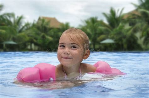 Petites Filles Adorables Dans La Piscine Ext Rieure Dessus Photo Stock