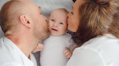 Lycklig Familj Med Två Barn Som Ser Upp Fotografering För Bildbyråer