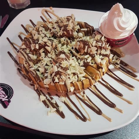[I ATE] Crushed Oreo base waffles with Kinder Bueno : food