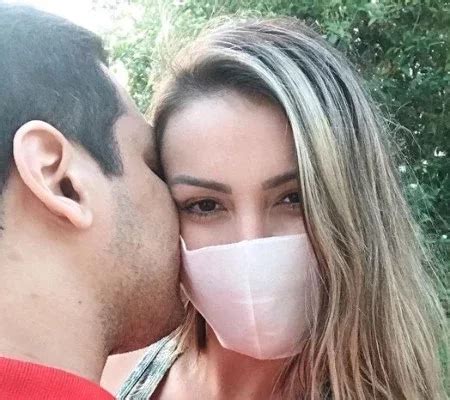 Andressa Urach assume namoro mas não revela identidade do rapaz