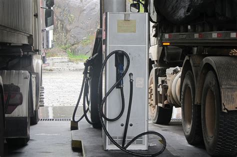 Proibição de abastecimento de veículos após disparo da trava de