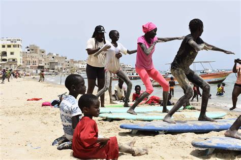 Khadija Sambe La Surfeuse S N Galaise Qui Donne Des Cours Aux Jeunes