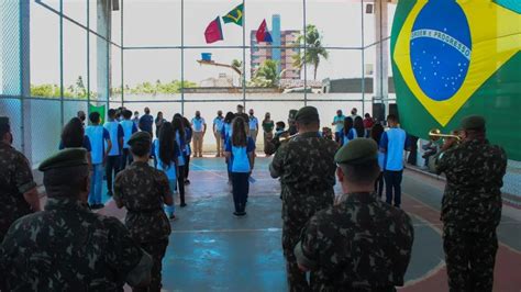 Governo Lula acaba programa de escolas cívico militares criado por