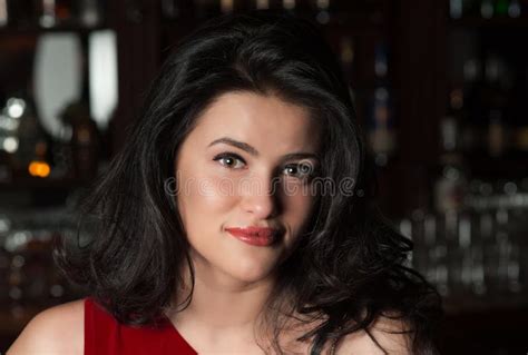 Ritratto Della Ragazza Sorridente Del Brunette Ad Una Barra Immagine Stock Immagine Di Sguardo