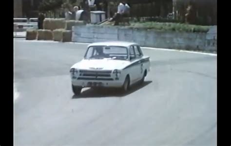 Video: Jim Clark sideways in a Lotus Cortina (1964) - Motorsport Retro