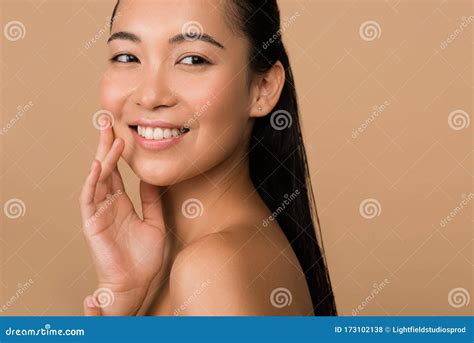 Sorrindo Linda Garota Asi Tica Nua Que Parece Foto De Stock Imagem De