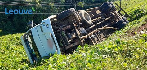 Caminhão tomba às margens da ERS 122 em Farroupilha