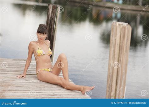 Femme S Asseyant Sur Le Dock Photo Stock Image Du Blanc Bikini