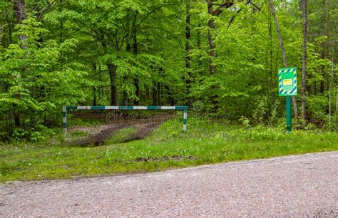 Se Proh Be La Entrada La Barrera Es Cerrada Y Permanece En El Bosque Y