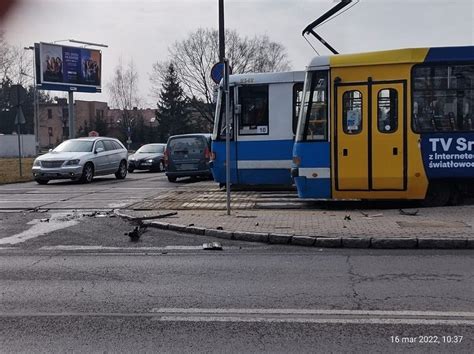 Tramwaj Zderzy Si Z Samochodem Na Ul Kosmonaut W We Wroc Awiu