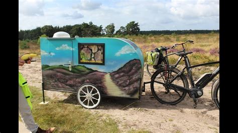 De Schoonmaak Van De Fiets Caravan En De Knipperlichten Werkend Zien