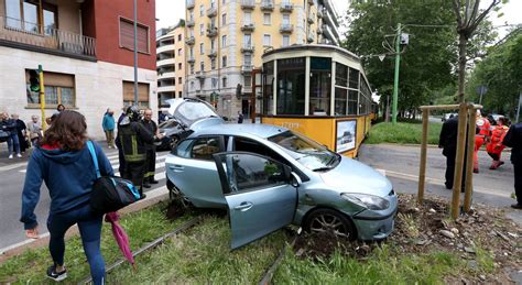 Auto non dà precedenza al tram poi lo schianto paura a Milano