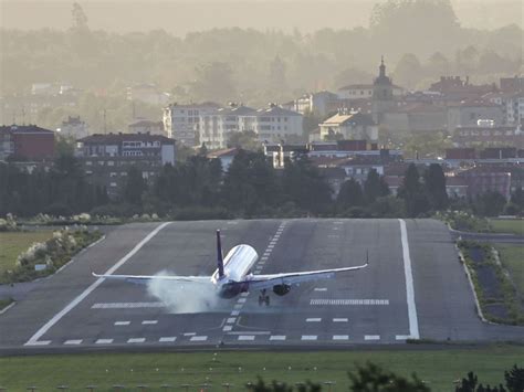 Al Menos Cuatro Vuelos Desviados En El Aeropuerto De Bilbao Por Vientos