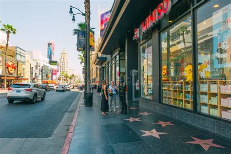 Paseo De La Fama De Hollywood En Un Brillante Día Soleado El Barrio De