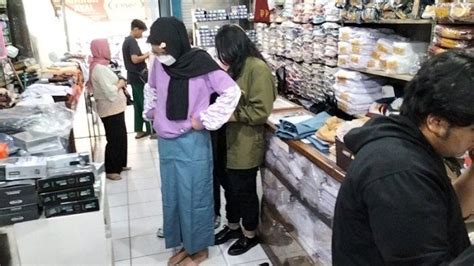 Toko Seragam Sekolah Di Jaksel Dapat Berkah Tahun Ajaran Baru Omzet