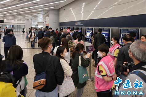 廣深港高鐵票開售 西九龍站自助售票機大排長龍 圖集 香港中通社