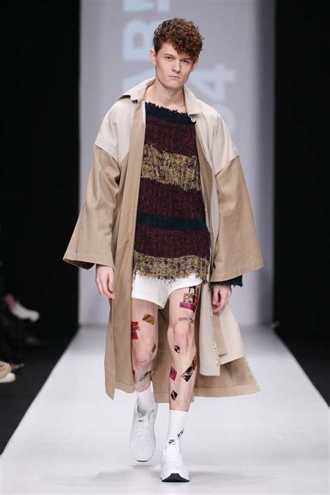 Деконструкция, голландские воротники и ленты выпускников на показе H.A ...