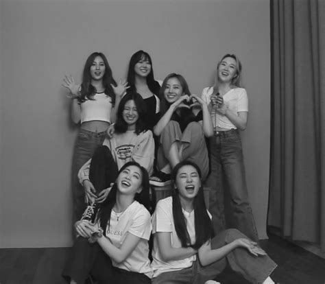 elris group   photo poses  friends photoshoot group   photoshoot