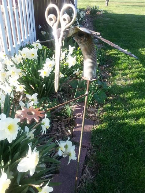 Rusty Relics Metal Art Hummer Bobble Bird With Flower