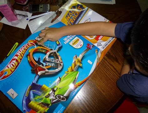 Kiddothings: Hot Wheels Wall Tracks Starter Set - A Review