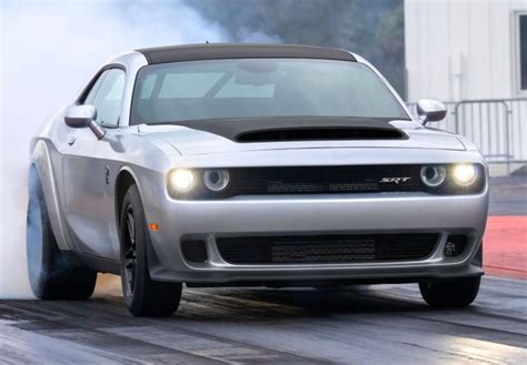 Dodge Challenger y Charger terminaron con su producción traje negro