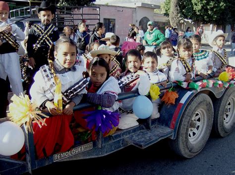 ESC. "MIGUEL HIDALGO Y COSTILLA" TV: DESFILE DEL 20 DE NOVIEMBRE.