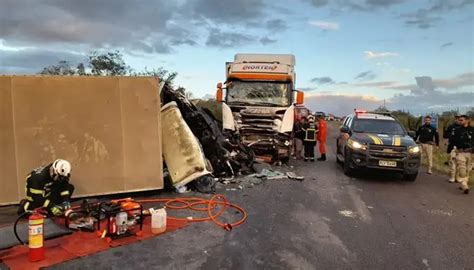 Batida Entre Caminhões Deixa Um Morto Na Br 116 Vítima Ficou Presa às