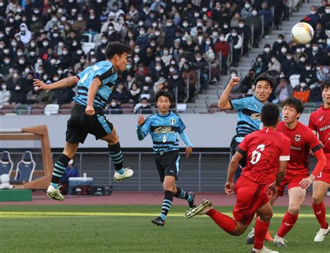 ＜高校サッカー決勝 岡山学芸館・東山＞後半、ゴールを決める岡山学芸館・木村匡（左）（撮影・西海健太郎） ― スポニチ Sponichi