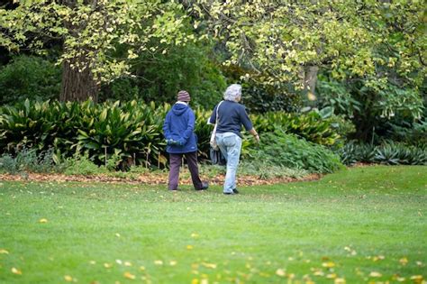 Pareja Caminando En Un Jard N Un Hombre Y Una Mujer Caminan En La