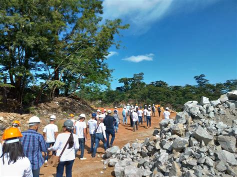 Acadêmicos de Arquitetura e Urbanismo e Engenharia Civil da Faculdade