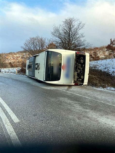 K Tahya Da Yolcu Otob S Devrildi Yaral