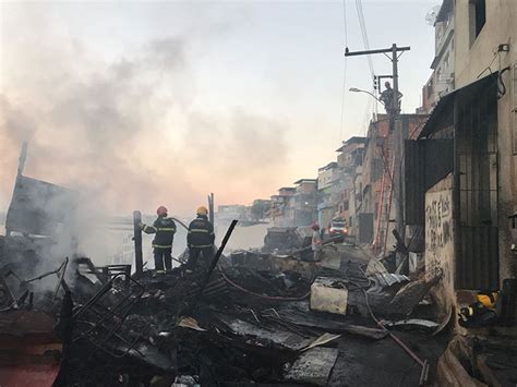 Inc Ndio Destr I Aglomerado De Casas No Bairro Vitorino Braga