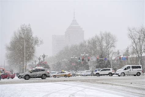 中国东北地区遭遇罕见寒潮天气 特大暴雪冻雨袭击东三省