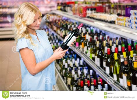 Femme Blonde Tenant Une Bouteille De Vin Photo Stock Image Du Lifestyle Verticale 64963812