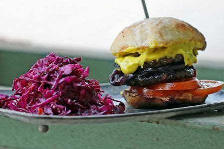 Burger Mit Zwiebelmarmelade Wasabimayo An Rotkohlsalat Beste Burger