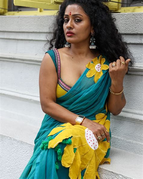 Mallu Mami Lakshu Raghav Hot Navel Cleavage Exposed In Saree Glamsundari In