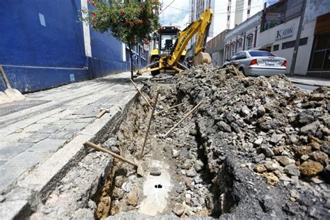 Buraco Se Abre E Interdita Parcialmente Rua No Centro De Curitiba