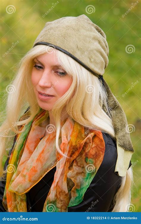 Blonde Frau In Einem Eleganten Hut Stockfoto Bild Von Gesicht Mode 18322214