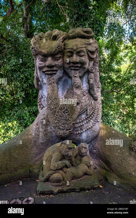 Estatua Del Templo De Bali En El Bosque De Monos Fotos E Imágenes De