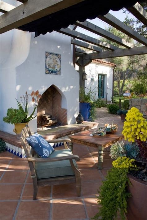 garten terrasse als wohnzimmer gestalten mit außenkamin und gartenmöbel