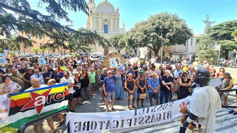 A Vado Ligure Oltre Persone In Piazza Contro Il Rigassificatore