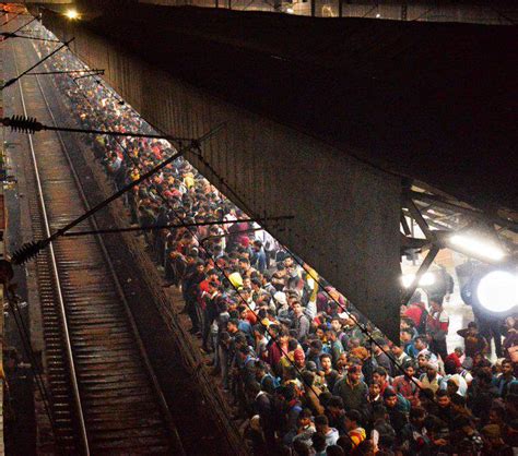 This is Kanpur Railway station, at 2 AM in the night 😯 Thay all are ...