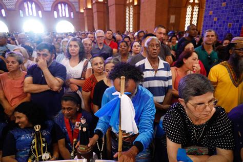 Milhares de fiéis acompanham missas em Aparecida 12 10 2023