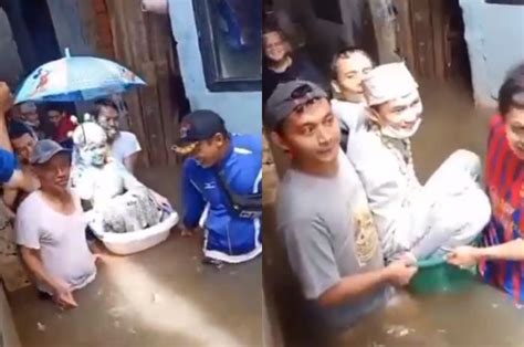 Menikah Di Saat Banjir Pengantin Pria Dan Wanita Di Jakarta Terpaksa