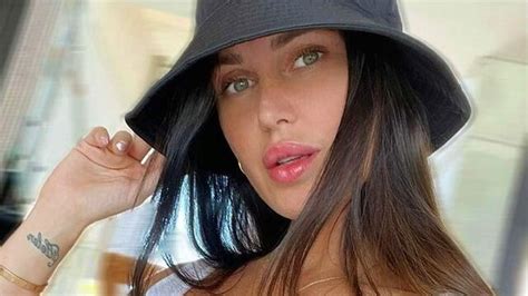 Desde Miami en bikini cavada y de frente Natalie Weber fulminó al invierno argentino