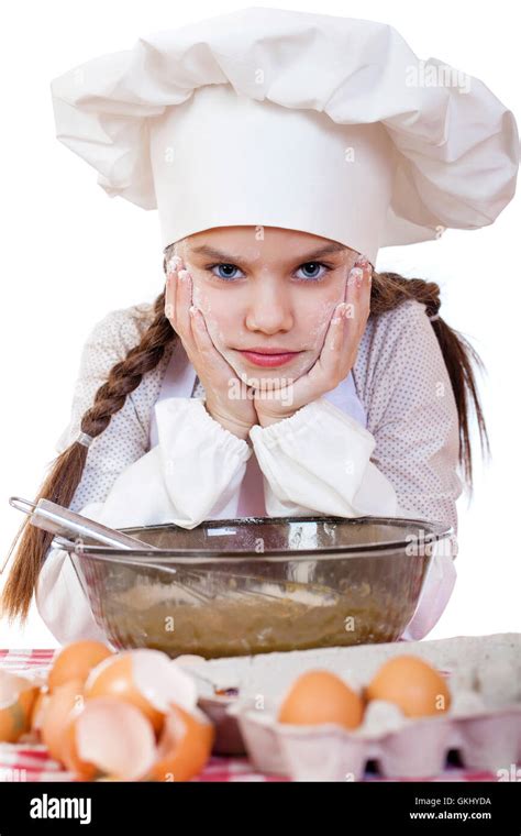 Portrait Dune Petite Fille Dans Un Tablier Blanc Et Chefs Hat Pétrir