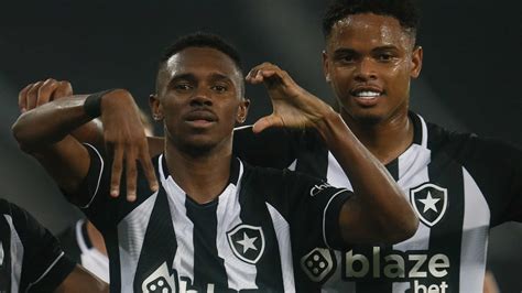 Botafogo Bate Athletico Em Noite Inspirada De Jeffinho No Brasileiro