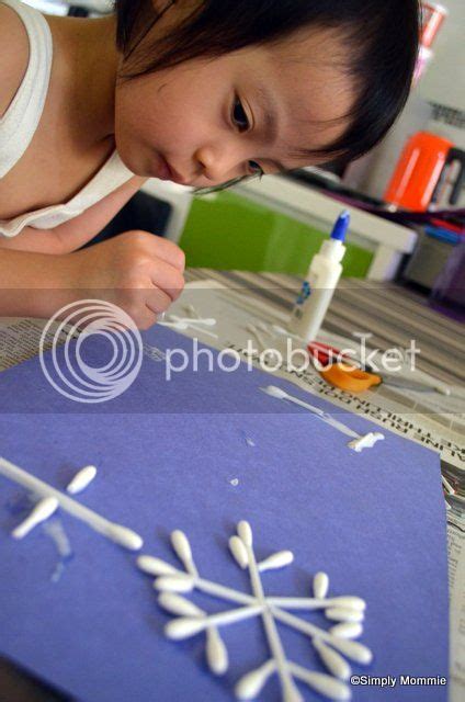 Christmas Countdown Day #9 - Q-tip snowflakes craft | Simply Mommie