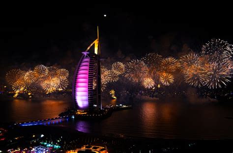 DUBAI SKYLINE LIGHTS UP WITH NEW YEAR’S FIREWORKS DURING DUBAI SHOPPING FESTIVAL - Pan Time Arabia